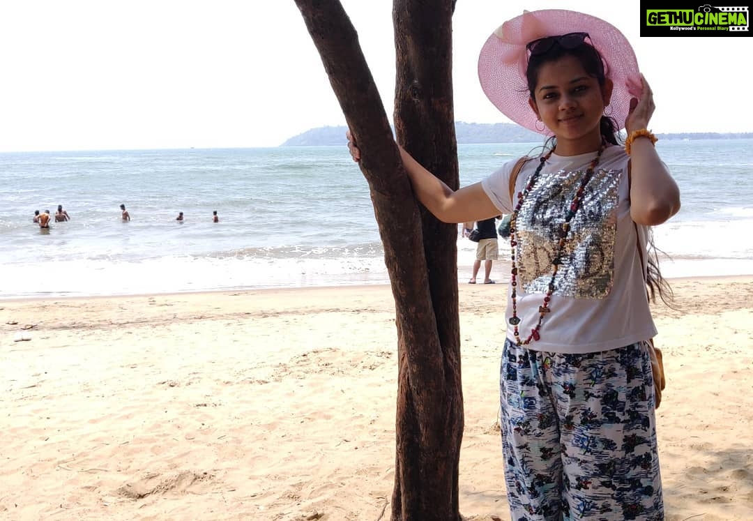 Anitha Sampath Instagram - முத்த தாகம் அடங்கா அலைகள்.. மீண்டும் மீண்டும் கரையை முத்தமிட துடிக்கின்றனவே ! . Miramar beach , goa.. (4pics) . #throwback #goa #tour #miramar #miramarbeach #anitha #anithaanchor #anithasamapth #newsreader #suntv #anchoranitha Miramar Beach Goa 4 Tourism