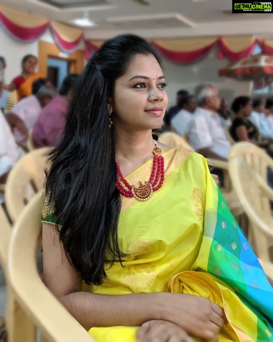 Anitha Sampath Instagram - நாகரீகம் மாறினாலும் மாறிடாத சேலதான்.. வாழ்க்கையோட கடைசி வரைக்கும் வருவதிந்த சேலதான்..! . (Guess the song) . -Got this beautiful saree from @priyasabareesan -Pretty Chain from @neethujewels -cute earring from @shrii_valavi (second pic) #Friendwedding #sareelove #yellowlove #sareetime #weddingseason #namakuepponadakumo #lol Alwarthirunagar