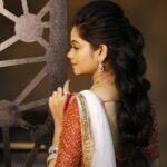 Anitha Sampath Instagram - Believe guys..its my own hair.. And as i always say... ஒரு பெண் அழகாக இருக்க வேண்டும் என்ற அவசியம் இல்லை..அவள் பெண்ணாக இருப்பதே அழகுதான்..அவளை நேசிப்பவர்களின் கண்களுக்கு.. . Magical hairstylist @jayashree_hairstylist Clicks @sarancapture . #anitha #anithaanchor #anchoranitha #beautyliesinside #beautyisinheart #newsreader #suntv #vanakkamthamizha #sunnews #news #suntvnews #anithasampath