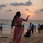 Anitha Sampath Instagram - கையில் ஏந்திய கனவா நீ! . #anitha #anithasampath #anchoranitha #anithaanchor #news #newsreader #newsanchor #goa #goadiaries #goabeach #candolimbeach #candolim #sunset Candolim