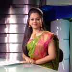 Anitha Sampath Instagram - #lovingmyjob #suntv #news #anithasampath #anitha #anithaanchor #loveforsaree