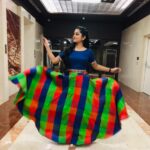 Anitha Sampath Instagram - வண்ணங்கள் வேற்றுமை பட்டால் அதில் மானுடர் வேற்றுமை இல்லை எண்ணங்கள் செய்கைகள் யாவும் இங்கு யாவர்க்கும் ஒன்றென காணீர்! -மகாகவி.. . (இவர் பேசிய வண்ணம்,மனிதனின் வண்ணம்..) . Wardrobe: @sals_wardrobe #anitha #anithaanchor #anithasampath #suntv #sunnews #news #newsreader #vanakkamthamizha