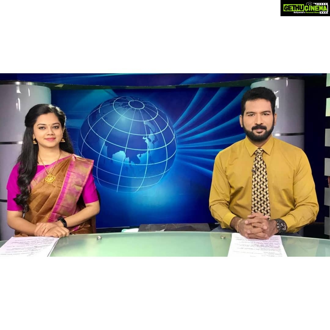 Anitha Sampath Instagram - சுரேஷ் சார்...!!! இன்னும் நினைவு இருக்கிறது..பள்ளி சிறுமியாக இருந்த காலத்தில் இருந்து ஞாயிற்றுக்கிழமை காலைகளில் சன் டிவி டாப்10 மூவீஸில் இவர் குரல் கேட்டு விழித்த நாட்கள்..90களில் டிவி என்றாலே சன் டிவி மட்டும் தான்..டாப்10 மூவீஸில் 10 படங்களின் சில காட்சிகளை பார்த்துவிட்டாலே ஏதோ அத்தனை படத்தையும் தியேட்டரில் முழுமையாக பார்த்துவிட்டதை போல் ஒரு சந்தோஷம்..அதிலும் இவர் முகத்தை பார்க்காமல் எந்த 90s கிட்ஸின் ஞாயிறுகளும் முழுமை பெற்றுவிட முடியாது..அப்படி எல்லோரையும் போல நானும் மிகச்சிறிய வயதில் இருந்தே சுரேஷ் சாரின் ரசிகைதான்.. . அப்படி டிவி பெட்டிக்குள் மட்டுமே பார்த்து ரசித்த லெஜண்டரி செய்தி வாசிப்பாளரோடு நானும் ஒரு நாள் செய்தி வாசிப்பேன் என கனவிலும் நினைத்துப்பார்த்ததில்லை.. . சன் டிவி செய்திகள் வாசிக்க தொடங்கிய ஒரு வருடத்தில் முதன் முறையாக இன்று சுரேஷ் சாருடன் செய்தி வாசித்து இருக்கிறேன்.. இத்தனை பெரிய செய்தி வாசிப்பாளரோடு சமமாக உட்கார்ந்து செய்தி வாசித்ததில் தன்னடக்கம் கலந்த பெருமையும், நிறைய மகிழ்ச்சியும்..!!! . டாப்10 மூவிஸ்..கடந்த 21 வருடங்களாக 1000 எபிசோடுகளை கடந்து..அத்தனைக்கும் ஒரே தொகுப்பாளர் சுரேஷ் சார் தான்...சுரேஷ் சாரை தெரியாத ஒருவரிடம் இவருக்கு 29 வயது என்று சொன்னால் சிறிதளவும் சந்தேகமின்றி நம்பிவிடுவார்கள்..ஆனால் சுரேஷ் சாரின் செய்தி வாசிப்பு அனுபவம் மட்டுமே 23 வருடங்கள்!!!!!!!! . தலைவா யூ ஆர் கிரேட்!!