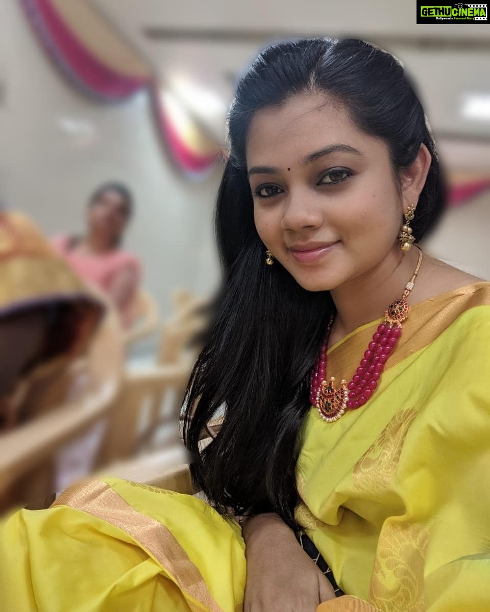 Anitha Sampath Instagram - நாகரீகம் மாறினாலும் மாறிடாத சேலதான்.. வாழ்க்கையோட கடைசி வரைக்கும் வருவதிந்த சேலதான்..! . (Guess the song) . -Got this beautiful saree from @priyasabareesan -Pretty Chain from @neethujewels -cute earring from @shrii_valavi (second pic) #Friendwedding #sareelove #yellowlove #sareetime #weddingseason #namakuepponadakumo #lol Alwarthirunagar