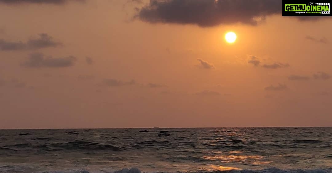 Anitha Sampath Instagram - Captured the beautiful sunset.. . (Swipe left for the pic) #anitha #anithaanchor #anithasampath #goa #goadiaries #candolim #candolimbeach Candolim