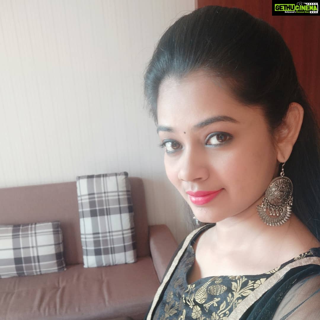 Anitha Sampath Instagram - Thanks for the wonderful candid..saw this randomly after returning from madurai.. And Idly lam apram kuda saptukalam modhala Suda suda photo dhan mukiyam..he he..with the rocker Chinna ponnu mam.. . #sunnatchathirathiruvizha #suntv #anithasampath #anitha #anchoranitha #newsreader . Photo: @_ragav_official_ Costume designer: @sals_wardrobe Earring: @shreedesigns_jewellerystore Velammal College of Engineering and Technology