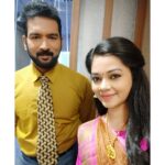 Anitha Sampath Instagram - சுரேஷ் சார்...!!! இன்னும் நினைவு இருக்கிறது..பள்ளி சிறுமியாக இருந்த காலத்தில் இருந்து ஞாயிற்றுக்கிழமை காலைகளில் சன் டிவி டாப்10 மூவீஸில் இவர் குரல் கேட்டு விழித்த நாட்கள்..90களில் டிவி என்றாலே சன் டிவி மட்டும் தான்..டாப்10 மூவீஸில் 10 படங்களின் சில காட்சிகளை பார்த்துவிட்டாலே ஏதோ அத்தனை படத்தையும் தியேட்டரில் முழுமையாக பார்த்துவிட்டதை போல் ஒரு சந்தோஷம்..அதிலும் இவர் முகத்தை பார்க்காமல் எந்த 90s கிட்ஸின் ஞாயிறுகளும் முழுமை பெற்றுவிட முடியாது..அப்படி எல்லோரையும் போல நானும் மிகச்சிறிய வயதில் இருந்தே சுரேஷ் சாரின் ரசிகைதான்.. . அப்படி டிவி பெட்டிக்குள் மட்டுமே பார்த்து ரசித்த லெஜண்டரி செய்தி வாசிப்பாளரோடு நானும் ஒரு நாள் செய்தி வாசிப்பேன் என கனவிலும் நினைத்துப்பார்த்ததில்லை.. . சன் டிவி செய்திகள் வாசிக்க தொடங்கிய ஒரு வருடத்தில் முதன் முறையாக இன்று சுரேஷ் சாருடன் செய்தி வாசித்து இருக்கிறேன்.. இத்தனை பெரிய செய்தி வாசிப்பாளரோடு சமமாக உட்கார்ந்து செய்தி வாசித்ததில் தன்னடக்கம் கலந்த பெருமையும், நிறைய மகிழ்ச்சியும்..!!! . டாப்10 மூவிஸ்..கடந்த 21 வருடங்களாக 1000 எபிசோடுகளை கடந்து..அத்தனைக்கும் ஒரே தொகுப்பாளர் சுரேஷ் சார் தான்...சுரேஷ் சாரை தெரியாத ஒருவரிடம் இவருக்கு 29 வயது என்று சொன்னால் சிறிதளவும் சந்தேகமின்றி நம்பிவிடுவார்கள்..ஆனால் சுரேஷ் சாரின் செய்தி வாசிப்பு அனுபவம் மட்டுமே 23 வருடங்கள்!!!!!!!! . தலைவா யூ ஆர் கிரேட்!!