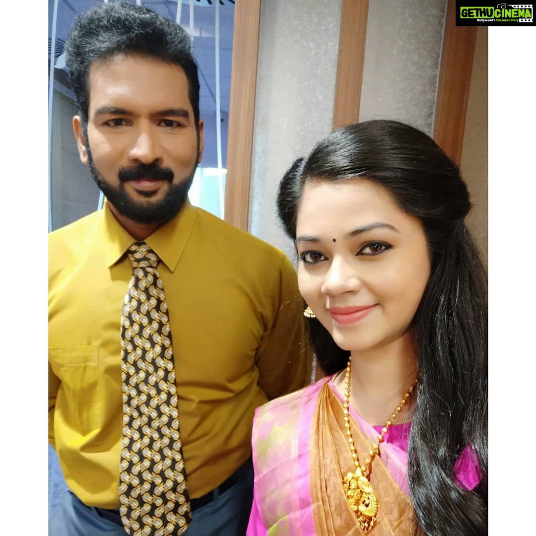 Anitha Sampath Instagram - சுரேஷ் சார்...!!! இன்னும் நினைவு இருக்கிறது..பள்ளி சிறுமியாக இருந்த காலத்தில் இருந்து ஞாயிற்றுக்கிழமை காலைகளில் சன் டிவி டாப்10 மூவீஸில் இவர் குரல் கேட்டு விழித்த நாட்கள்..90களில் டிவி என்றாலே சன் டிவி மட்டும் தான்..டாப்10 மூவீஸில் 10 படங்களின் சில காட்சிகளை பார்த்துவிட்டாலே ஏதோ அத்தனை படத்தையும் தியேட்டரில் முழுமையாக பார்த்துவிட்டதை போல் ஒரு சந்தோஷம்..அதிலும் இவர் முகத்தை பார்க்காமல் எந்த 90s கிட்ஸின் ஞாயிறுகளும் முழுமை பெற்றுவிட முடியாது..அப்படி எல்லோரையும் போல நானும் மிகச்சிறிய வயதில் இருந்தே சுரேஷ் சாரின் ரசிகைதான்.. . அப்படி டிவி பெட்டிக்குள் மட்டுமே பார்த்து ரசித்த லெஜண்டரி செய்தி வாசிப்பாளரோடு நானும் ஒரு நாள் செய்தி வாசிப்பேன் என கனவிலும் நினைத்துப்பார்த்ததில்லை.. . சன் டிவி செய்திகள் வாசிக்க தொடங்கிய ஒரு வருடத்தில் முதன் முறையாக இன்று சுரேஷ் சாருடன் செய்தி வாசித்து இருக்கிறேன்.. இத்தனை பெரிய செய்தி வாசிப்பாளரோடு சமமாக உட்கார்ந்து செய்தி வாசித்ததில் தன்னடக்கம் கலந்த பெருமையும், நிறைய மகிழ்ச்சியும்..!!! . டாப்10 மூவிஸ்..கடந்த 21 வருடங்களாக 1000 எபிசோடுகளை கடந்து..அத்தனைக்கும் ஒரே தொகுப்பாளர் சுரேஷ் சார் தான்...சுரேஷ் சாரை தெரியாத ஒருவரிடம் இவருக்கு 29 வயது என்று சொன்னால் சிறிதளவும் சந்தேகமின்றி நம்பிவிடுவார்கள்..ஆனால் சுரேஷ் சாரின் செய்தி வாசிப்பு அனுபவம் மட்டுமே 23 வருடங்கள்!!!!!!!! . தலைவா யூ ஆர் கிரேட்!!