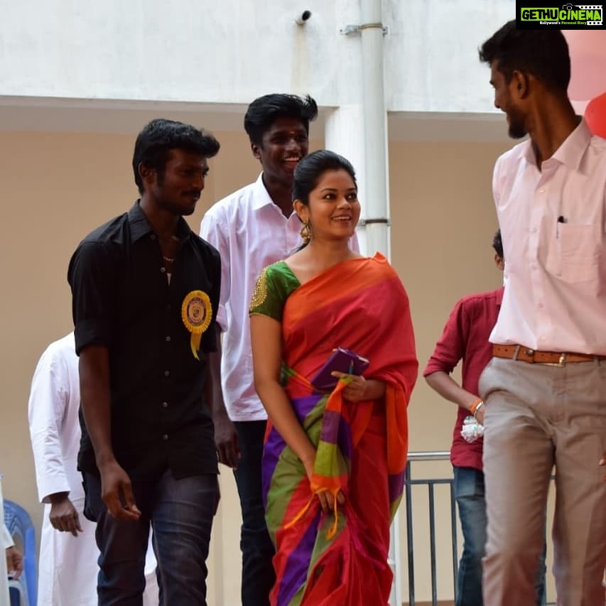 Anitha Sampath Instagram - Went as a guest to Loyola college,mettella,Salem..to judge a singing competition for Christmas.. . . . விருந்தினர் ஆகும் அளவுக்கு எதுவும் சாதித்துவிடவில்லை நான் என்பதை நன்கு அறிவேன் நான்..இருப்பினும் மாணவர்கள் விருப்பமுற்று அழைத்ததனால் சென்றேன்..நான் எதிர்பாராத அன்பினை அள்ளித்தந்ததற்கு லொயோலா கல்லூரி தம்பி தங்கைகளுக்கு கோடி நன்றிகள்..அந்த தருணத்தை அவர்களுடன் உரையாடுவதற்கும் ஊக்கம் அளிப்பதற்குமான ஒரு வாய்ப்பாக கருதிக்கொண்டேன்..