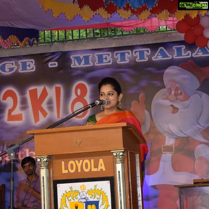 Anitha Sampath Instagram - Went as a guest to Loyola college,mettella,Salem..to judge a singing competition for Christmas.. . . . விருந்தினர் ஆகும் அளவுக்கு எதுவும் சாதித்துவிடவில்லை நான் என்பதை நன்கு அறிவேன் நான்..இருப்பினும் மாணவர்கள் விருப்பமுற்று அழைத்ததனால் சென்றேன்..நான் எதிர்பாராத அன்பினை அள்ளித்தந்ததற்கு லொயோலா கல்லூரி தம்பி தங்கைகளுக்கு கோடி நன்றிகள்..அந்த தருணத்தை அவர்களுடன் உரையாடுவதற்கும் ஊக்கம் அளிப்பதற்குமான ஒரு வாய்ப்பாக கருதிக்கொண்டேன்..