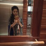 Anitha Sampath Instagram – Lift ah irundhalum theeya velai seyyanum.. #anitha #anithasampath #anchoranitha #suntv #suntvnews #news #newsreader #vanakkamthamizha #anchor Sun Network