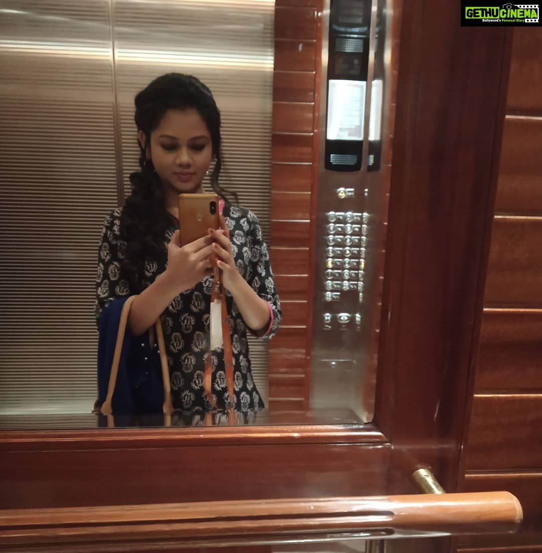Anitha Sampath Instagram - Lift ah irundhalum theeya velai seyyanum.. #anitha #anithasampath #anchoranitha #suntv #suntvnews #news #newsreader #vanakkamthamizha #anchor Sun Network