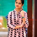 Anitha Sampath Instagram - அழகு என்பது முகத்தில் அல்ல...பகிர்ந்து உண்ணும் நல்ல குணம் உள்ளதால் காக்கையும் என் கண்களுக்கு அழகே..!! #anitha #anithasampath #suntv #sunnews #vanakkamthamizha #anchoranitha Sun Network