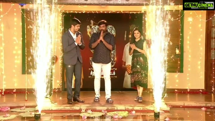 Anitha Sampath Instagram - #96_sirappu_munnottam on oct2 ...Gandhi jeyanthi SPL show...thanks to my team... #vijaysethupathi #trisha #96 #anitha #anithasampath #anchoranitha #memorableshow #firsteverbigshowofmine
