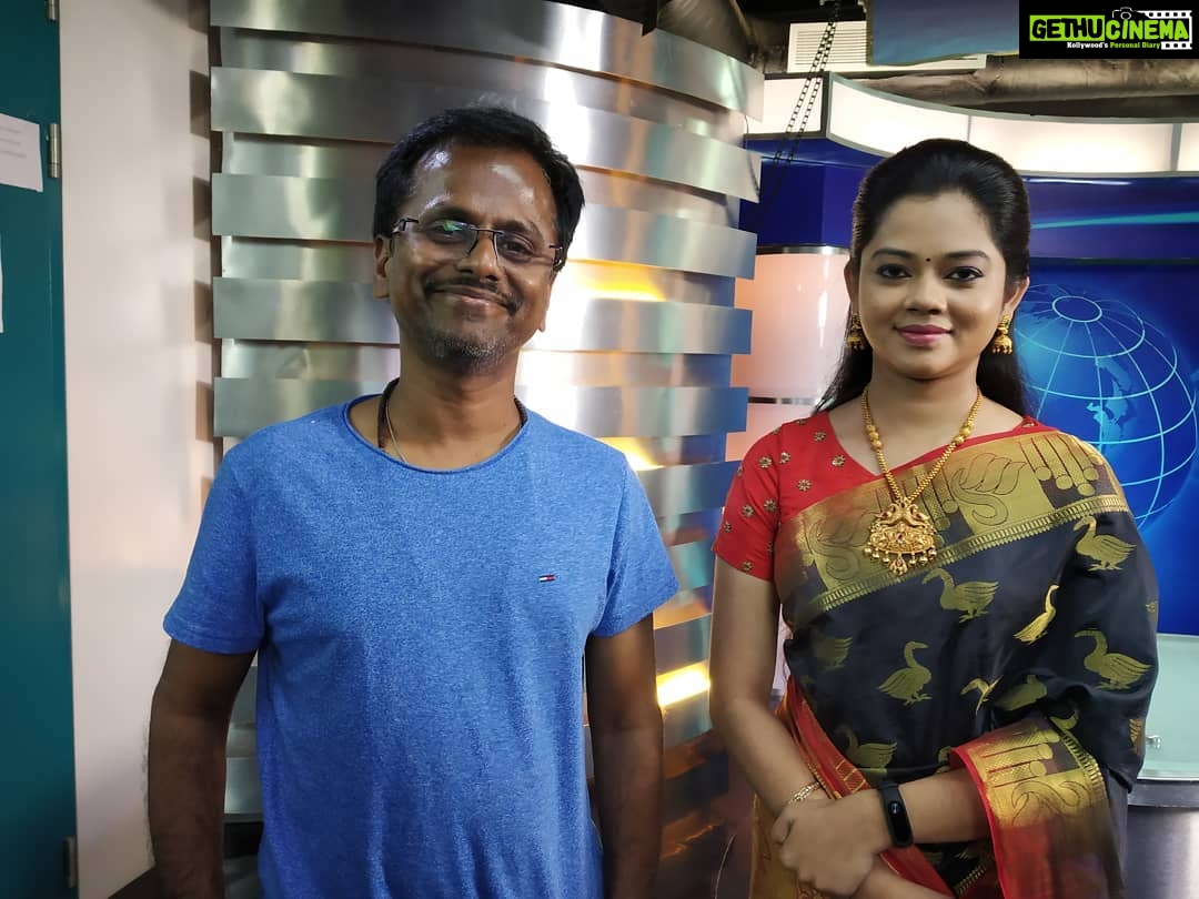 Anitha Sampath Instagram - சர்கார்...Successfully completed my news sequence in sarkaar...when vijay came to my Suntv office for sarkaar shoot, i met him and spoke to him after a long waiting..but never thought that i would be included in this film for a news sequence...thank god for the opportunity.. . . . I finished a pretty big passage in a single take..and Murugados sir was so happy ..the whole crew appreciated me as i lessened their work burden and time... . எந்த படத்திற்கும் செய்தி வாசிக்க வேண்டும் என நான் வாய்ப்பு தேடி போனதில்லை..தமிழ் என்ற ஒற்றை காரணம் என்னை தானகவே அழைத்துச்செல்கிறது..ஏ.ஆர்.முருகதாஸ் சார்..பாலா சார்..ஏ.எல்.விஜய்..பா.ரஞ்சித் போன்ற நல்ல இயக்குனர்களை பணி நிமித்தமாக சந்திக்கும் வாய்ப்பளித்த நலம்விரும்பிகளுக்கும் என் தமிழுக்கும் நன்றி.. #anitha #anithasampath #anchoranitha #suntv #sunnews #vanakkamthamizha #sarkar #vijay