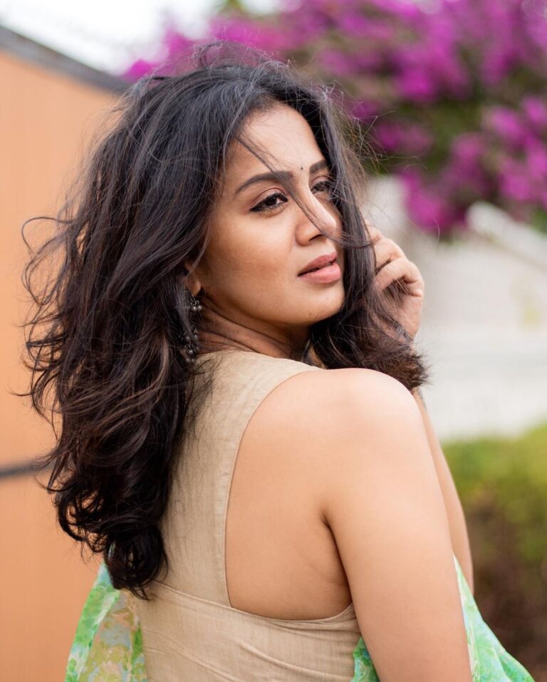 Anjana Rangan Instagram - Nothing can be more beautiful and sexy than a saree 🍀 Shot by @pk_views