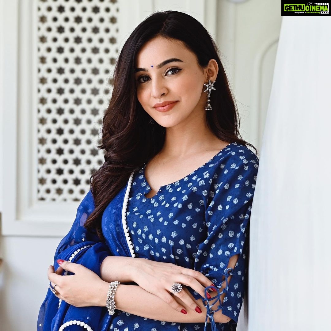 Ankitta Sharma Instagram - नज़र भर का रिश्ता तुमसे.. उम्र भर की उल्फत जानां.. 💙