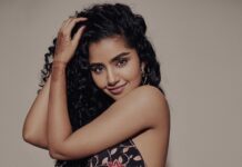 Anupama Parameswaran Instagram - When he knows how to make you smile and spice you up at the same time. 😝 Wearing @metamera Earrings @spillthebead Styled by @rashmitathapa🥹♥️ Styling team @aishwarya128 Shot by @arifminhaz🔥😈 Photo assist @thejaswitanneru