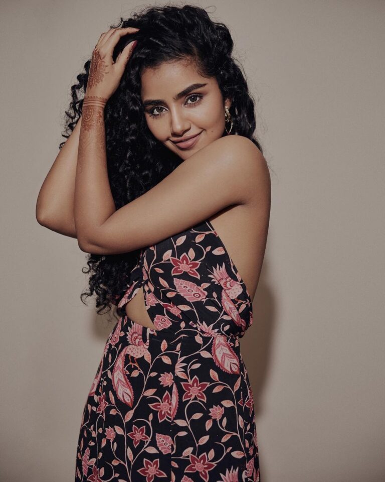 Anupama Parameswaran Instagram - When he knows how to make you smile and spice you up at the same time. 😝 Wearing @metamera Earrings @spillthebead Styled by @rashmitathapa🥹♥️ Styling team @aishwarya128 Shot by @arifminhaz🔥😈 Photo assist @thejaswitanneru