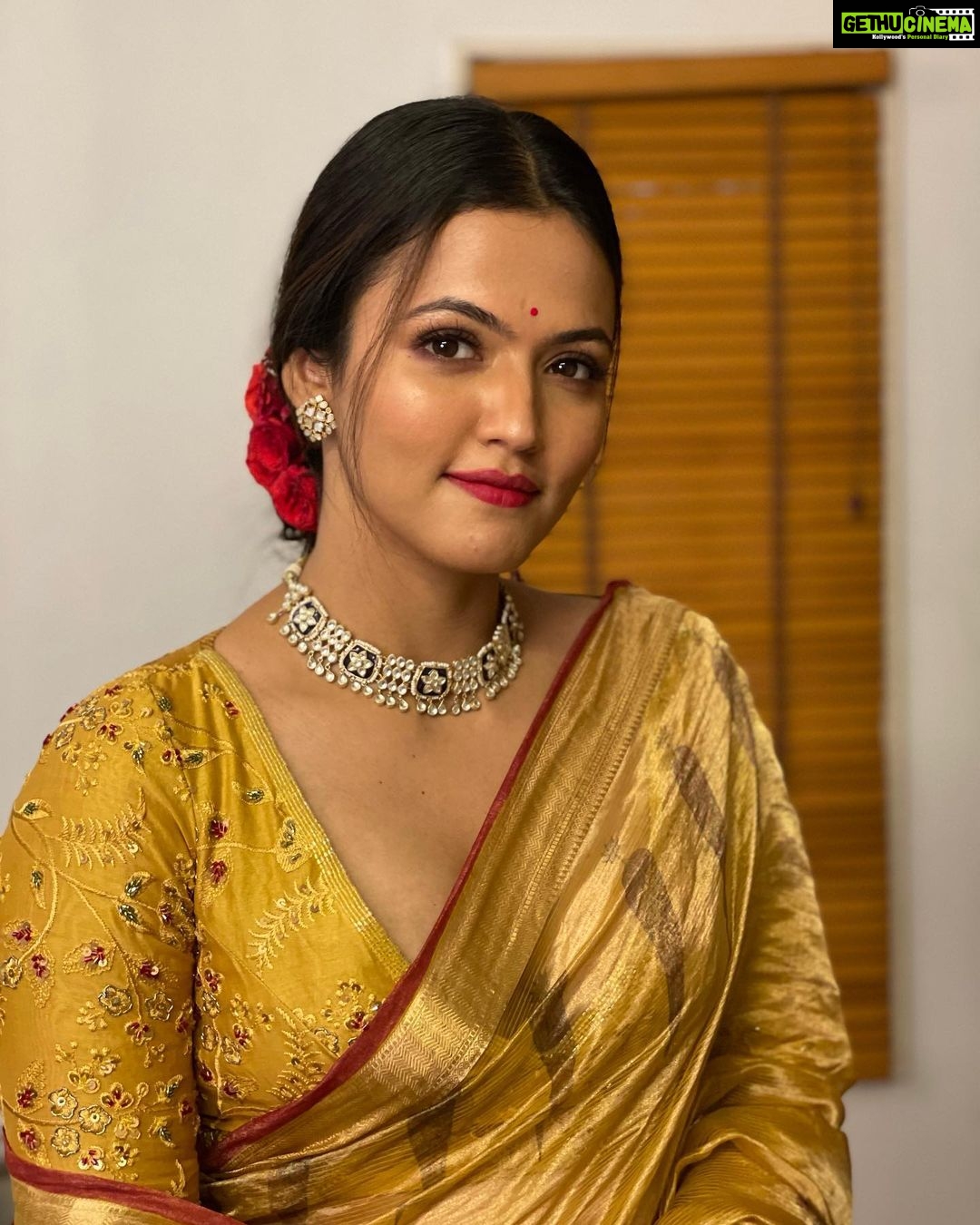 Aparna Das Instagram - For #priyanottathilaanu promotions ✨ Styling : @keepitstylish_by_ammu @styledbyammu Saree : @ektha.prescilajosephchungath Blouse : @zurimarket Make up : @makeup_by_mariyaaa 📷 : @jishnu.sidharth Jewellery: @antegra_diaries Location : @wudapple