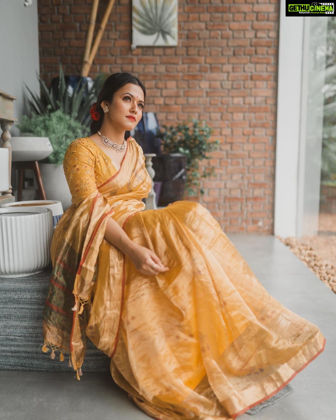 Aparna Das Instagram - For #priyanottathilaanu promotions ✨ Styling : @keepitstylish_by_ammu @styledbyammu Saree : @ektha.prescilajosephchungath Blouse : @zurimarket Make up : @makeup_by_mariyaaa 📷 : @jishnu.sidharth Jewellery: @antegra_diaries Location : @wudapple