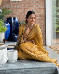 Aparna Das Instagram - For #priyanottathilaanu promotions ✨ Styling : @keepitstylish_by_ammu @styledbyammu Saree : @ektha.prescilajosephchungath Blouse : @zurimarket Make up : @makeup_by_mariyaaa 📷 : @jishnu.sidharth Jewellery: @antegra_diaries Location : @wudapple