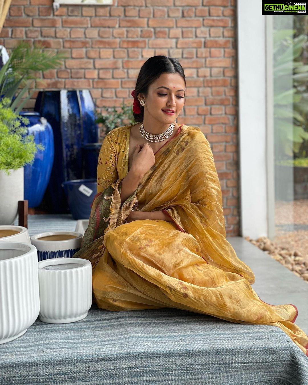 Aparna Das Instagram - For #priyanottathilaanu promotions ✨ Styling : @keepitstylish_by_ammu @styledbyammu Saree : @ektha.prescilajosephchungath Blouse : @zurimarket Make up : @makeup_by_mariyaaa 📷 : @jishnu.sidharth Jewellery: @antegra_diaries Location : @wudapple