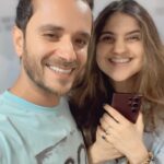 Archana Instagram - ...Coz ur male friends can never be serious about taking #selfies now can they? . . . #reelitfeelit #friends #funnyreels #friendsforever #trendingreel #raghavsachhar #archanapania #mastee #masti