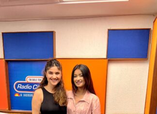 Archana Instagram - How to be a #flightattendant ft @archanaapania She’s so cute♥️😭 @chingari_in #reelsinstagram #reels #funny #video #explorepage
