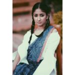 Archana Jois Instagram - She helps her feed.. She wipes her sweat.. She gives her grace.. She keeps her warm.. Yes!! She is a part of her!! “Who is She??” “A 6-yard Drape!!” - @dhathree_hanabe . Saree, Styling, Concept & Curation @laudable_drapes 📸 : @naveenvcphotography 💄 : @makeup_by_deeparachel 👧 : @makeovers_by_sudhavallabha 📍 : @kadackalfarm #6yardsofelegance #saree #drapes
