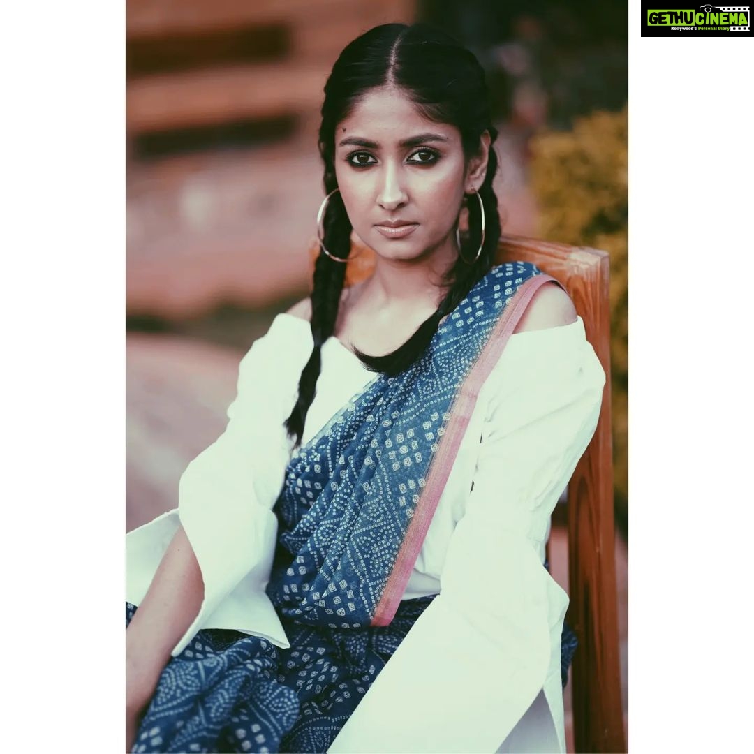 Archana Jois Instagram - She helps her feed.. She wipes her sweat.. She gives her grace.. She keeps her warm.. Yes!! She is a part of her!! βWho is She??β βA 6-yard Drape!!β - @dhathree_hanabe . Saree, Styling, Concept & Curation @laudable_drapes πΈ : @naveenvcphotography π : @makeup_by_deeparachel π§ : @makeovers_by_sudhavallabha π : @kadackalfarm #6yardsofelegance #saree #drapes