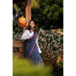 Archana Jois Instagram - She helps her feed.. She wipes her sweat.. She gives her grace.. She keeps her warm.. Yes!! She is a part of her!! “Who is She??” “A 6-yard Drape!!” - @dhathree_hanabe . Saree, Styling, Concept & Curation @laudable_drapes 📸 : @naveenvcphotography 💄 : @makeup_by_deeparachel 👧 : @makeovers_by_sudhavallabha 📍 : @kadackalfarm #6yardsofelegance #saree #drapes