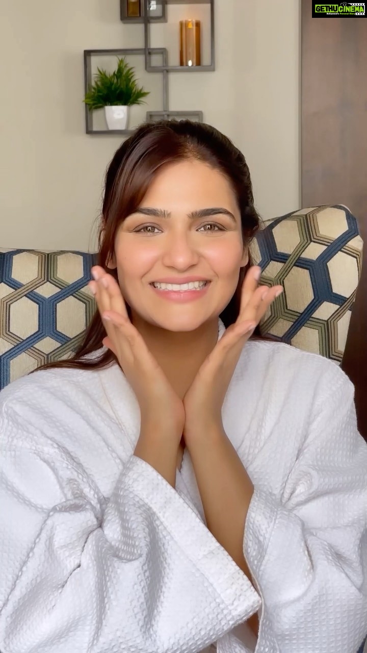 Arthi Venkatesh Instagram - It's obvious, that we forget about self-care in our crazy busy lives. But sometimes you just need to take a break to relax and rejuvenate. Which is why I ensure that I keep my self-care sessions pretty frequently. And as Buds and Berries say - Slow Down, the World Can Wait! Buy it now from @budsandberries.in and Myntra! #BudsandBerries #gardeninspired #Ricewater #facewash #Macadamia #Vanilla #bodywash #bodylotion #paidcollaboration
