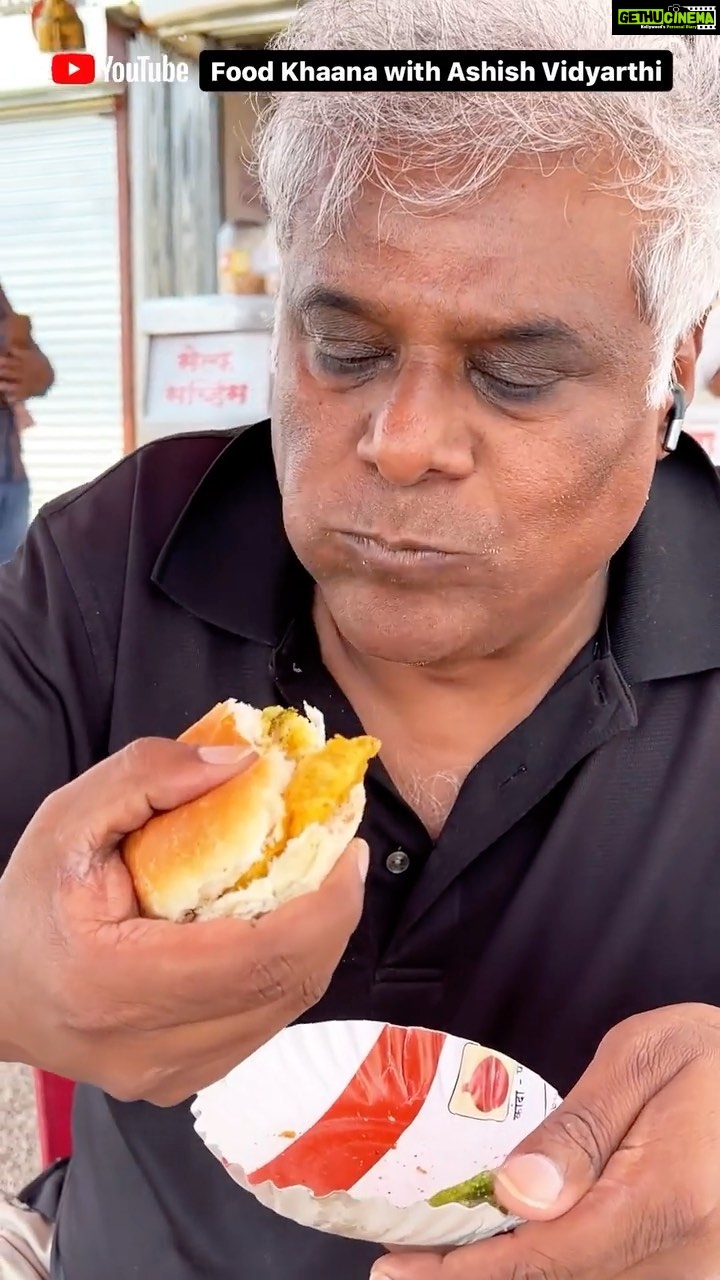 Ashish Vidyarthi Instagram - Ammmazing Vadapav and Chai on the Highway At SHRI JI’S 😍☕️ #chai #wadapav #vadapav #monsoon #mumbai #streetfood #food #reels #reelsinstagram #instareels #reelitfeelit #reelkarofeelkaro #baarish #rains #mumbai #maharashtra #naadkhula #chaha Maharashtra, India