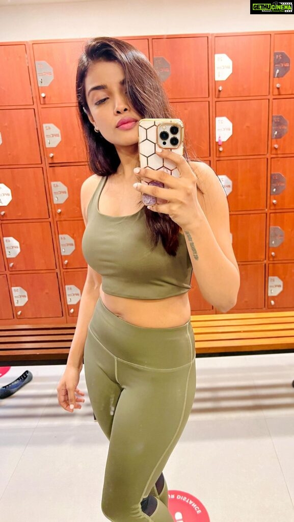Ashna Zaveri Instagram - Lunges - my least favourite 😂 Which is your least favourite exercise? Comment below 👇 #funnyreels #gymhumor #yousayyouloveme @ufcgymbandra