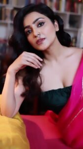 Avantika Mishra Instagram - Every time I wear a saree, my mind is like “Tip Tip Barsa Pani”. 😄 💧 . . . . Styling @praptigarg Shot by @pranav.foto Video edited by @everythingwith.kapil MUAH @divya_makeup_hair Saree by @labelkomalshah @fashionsignatureofficial . . . #reelsinstagram #Dblock #reelitfeelit #sareelove #trendingreels