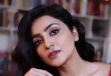 Avantika Mishra Instagram - Every time I wear a saree, my mind is like “Tip Tip Barsa Pani”. 😄 💧 . . . . Styling @praptigarg Shot by @pranav.foto Video edited by @everythingwith.kapil MUAH @divya_makeup_hair Saree by @labelkomalshah @fashionsignatureofficial . . . #reelsinstagram #Dblock #reelitfeelit #sareelove #trendingreels