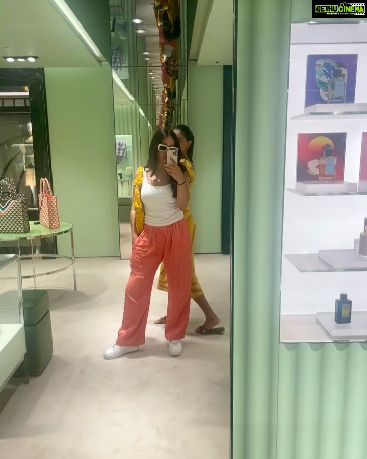 Banita Sandhu Instagram - yelloooo friends 👋🏽 London, United Kingdom