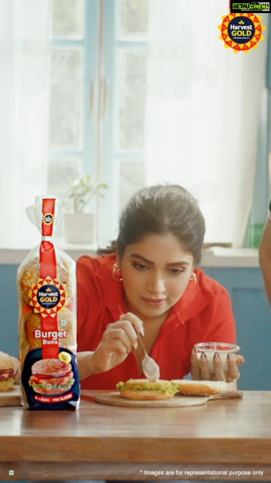 Bhumi Pednekar Instagram - Crazy family moments ko chaiye tasty snacking ka saath 🤝💯 Presenting you the favourite snack of all time- Burgerrrrr🍔 made with Harvest Gold Burger Buns! Enjoy family brunches with some much needed burger time and soak in the delicious nok-jhok! #HarvestGold #BurgerBuns #HarMomentTastierr #NashteMeinKyaHai #Burgers #Burgers🍔