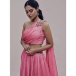 Bindu Madhavi Instagram – For Bigg Battle kings vs Queen’s show on maa tv 
Outfit – @labelnitisha
Earrings – @kushalsfashionjewellery
Rings – @shillpapuriidesignerjewellery
Makeup & Hair – @makeuphairbyrahul
Shot by – @arifminhaz 
Photo Assist – @thejaswitanneru
Styling – @stylebynavyaanddivya 

#bindumadhavi