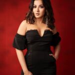Catherine Tresa Instagram - Wears black Loves dogs Avoids mornings!!