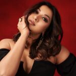 Catherine Tresa Instagram - Wears black Loves dogs Avoids mornings!!