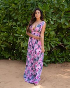 Chandini Tamilarasan Instagram - Glamour never takes a day off ❤️

📸 - @thestoryteller_india ✨
Outfit - @johnandananth ✨
Styling - @navadevi.rajkumar ✨
Mua - @anupama.krishnamachari ✨
Hairstylist - @prem_hairstyle ✨

#chandinitamilarasan #chandini 
#tamil #tamilactress #photoshoot