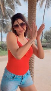 Daisy Shah Instagram - Looking at my P I C . . . #reelitfeelit