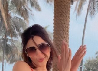 Daisy Shah Instagram - Looking at my P I C . . . #reelitfeelit