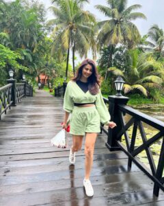 Daisy Shah Instagram - Photo dump . . . Wearing: @appapop . . . #weekthatwentby #livelovelaugh #daisyshah