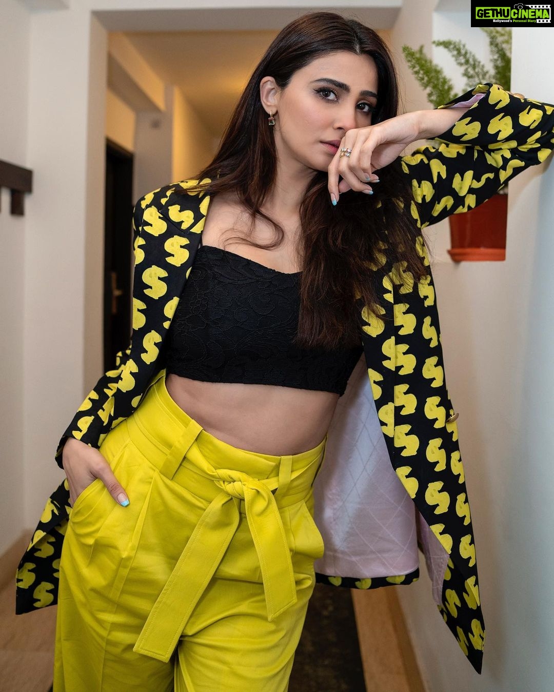 Daisy Shah Instagram - Lean on 💲 . . . Stylist: @trishadjani Wearing: @ranbirmukherjeeofficial MUH: @lamba.hitesh 📸 : @xevarp . . . #daisyshah #eventdiaries