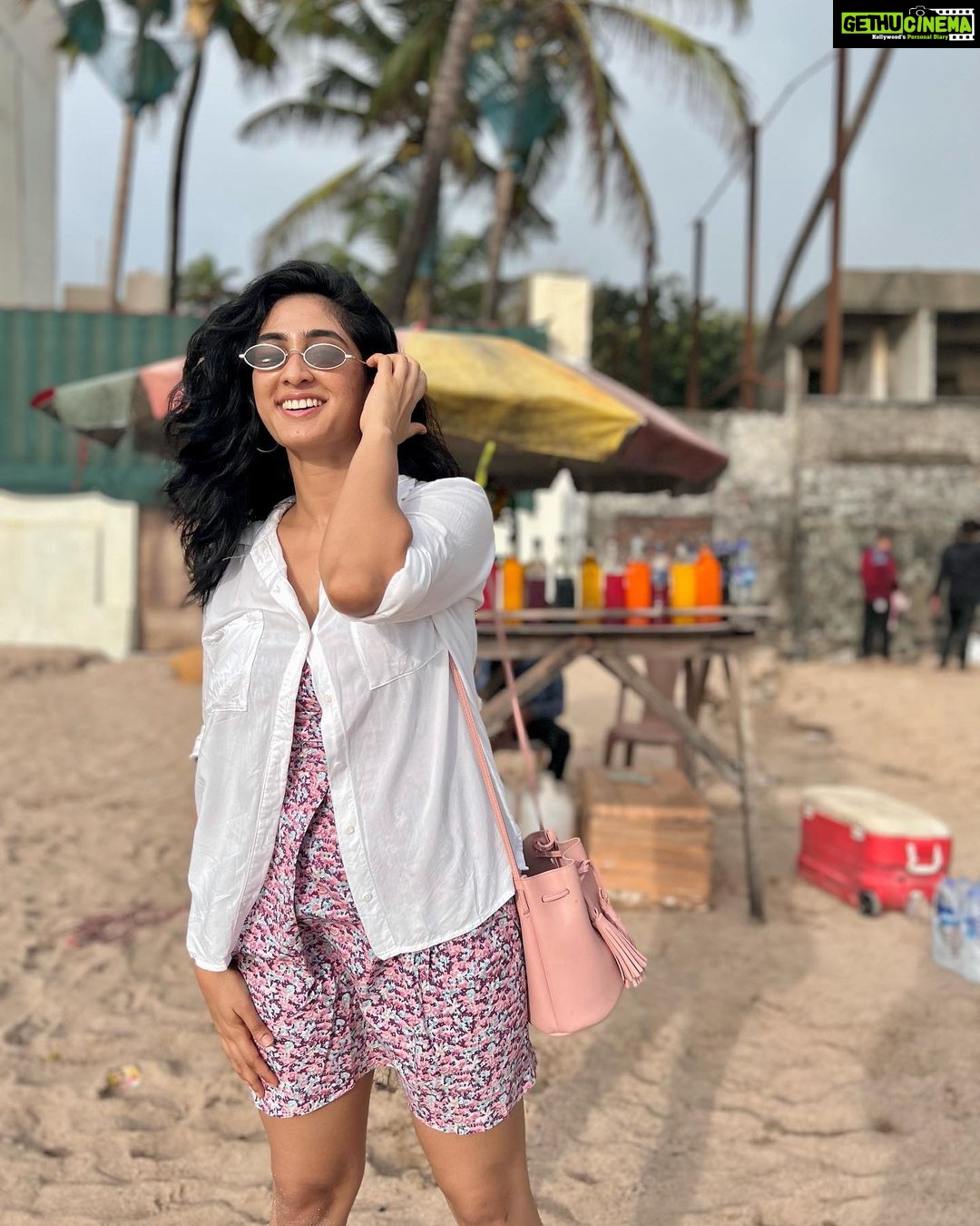Deepti Sati Instagram - Somehow I miss the ☀️now #grassisgreenerontheotherside eh ? ☀️or 🌧 ? Comment below ?