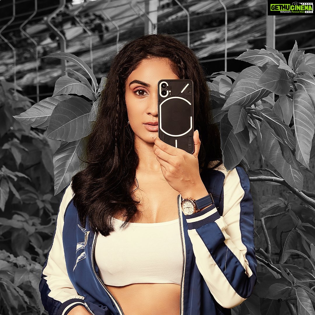 Deepti Sati Instagram - Following my instincts with the latest phone (1) made with brave simplicity and flaunting this intricate glyph pattern that acts as a ring light! Sale starts on 21st July on Flipkart! @nothing #phone1 #Flipkartmobiles #Flipkart #ad