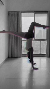 Deepti Sati Instagram - Love the upside down 😬Challenge ✅ Need to do more stuff like this 😃